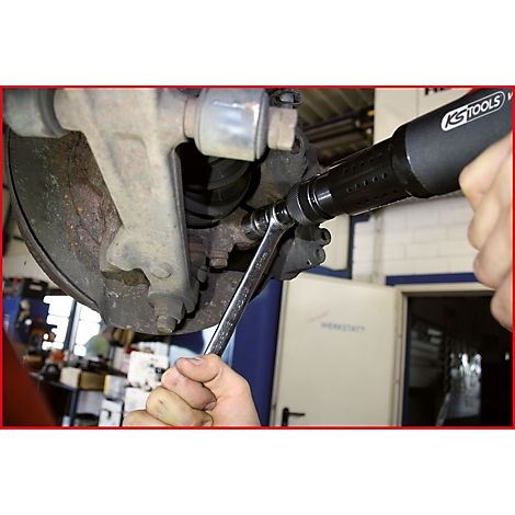 Mechaniker schraubt mit KS Tools Werkzeug an einem Autoteil.